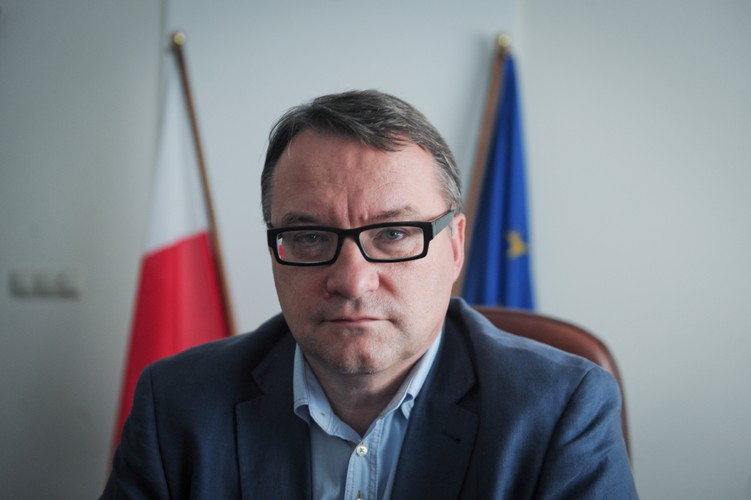 <b>Minister spraw wewnętrznych Marek Biernacki</b>
<br>
<br>
Z wykształcenia prawnik, po ukończeniu studiów pracował w Muzeum Historii Miasta w Gdańsku. Był także pracownikiem naukowym na Wydziale Prawa i Administracji Uniwersytetu Gdańskiego. 
<br>
<br>
Od czasów studiów związany z opozycją demokratyczną., w latach 90. był najpierw posłem AWS, a potem PO. W 2013 roku został ministrem w rządzie Tuska.