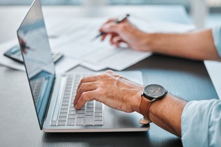Nowe przepisy o zatrudnianiu cudzoziemców 2025. Spada liczba zezwoleń na pracę