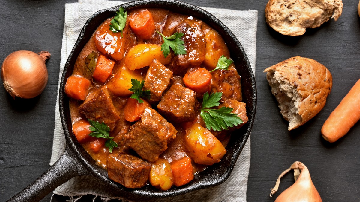 Dobrze przygotowany gulasz to prawdziwa gratka dla smakoszy, delektujących się aromatycznymi daniami mięsnymi. Jest świetnym pomysłem na obiad, ale może być też daniem, które zaserwujemy naszym gościom podczas organizowanej przez nas imprezy. Jeśli jednak chcesz zrobić naprawdę dobry gulasz, nasz niezawodny przepis jest tym czego potrzebujesz. Warto poświęcić czas na jego przygotowanie, aby móc cieszyć się jego wyjątkowym smakiem.