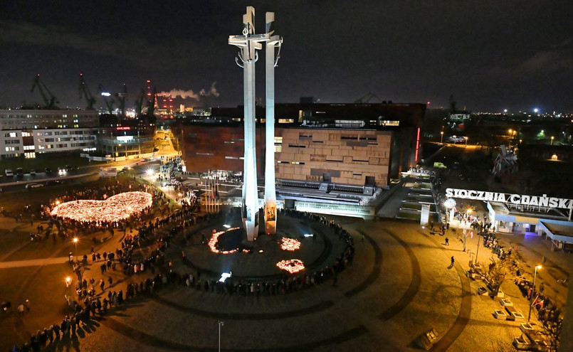 Ilość ta jednak wciąż rośnie - w piątek rano kolejka do trumny jest bardzo długa, stoją w niej setki osób. Tym, którzy stoją na zewnątrz, rozdawane są ciepłe napoje. Zdaniem Piotra, któremu udało się przekroczyć próg budynku po ponad godzinnym oczekiwaniu, kolejka porusza się sprawnie. Mężczyzna przyszedł przed pracą, aby pożegnać prezydenta. "Znałem go od 20 lat, od kiedy objął urząd. To właściwy moment, teraz, żeby się z nim pożegnać i zrobić to osobiście" - podkreślił w rozmowie z PAP.