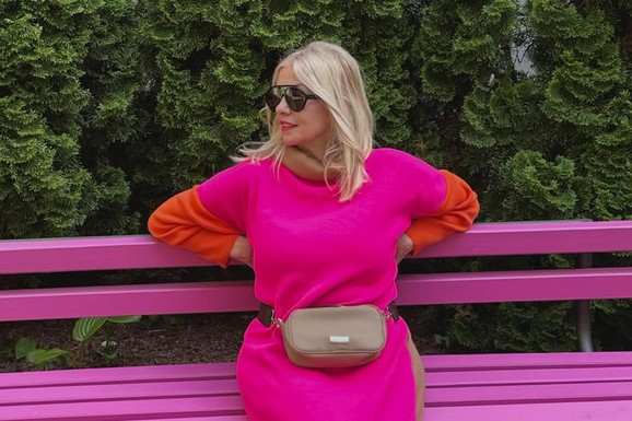 BIVŠA ŽENA JOVANA MEMEDOVIĆA POZIRA KAO BARBIKA Na njoj sve u roze boji, na licu naočare, a liniju joj svi hvale (FOTO)