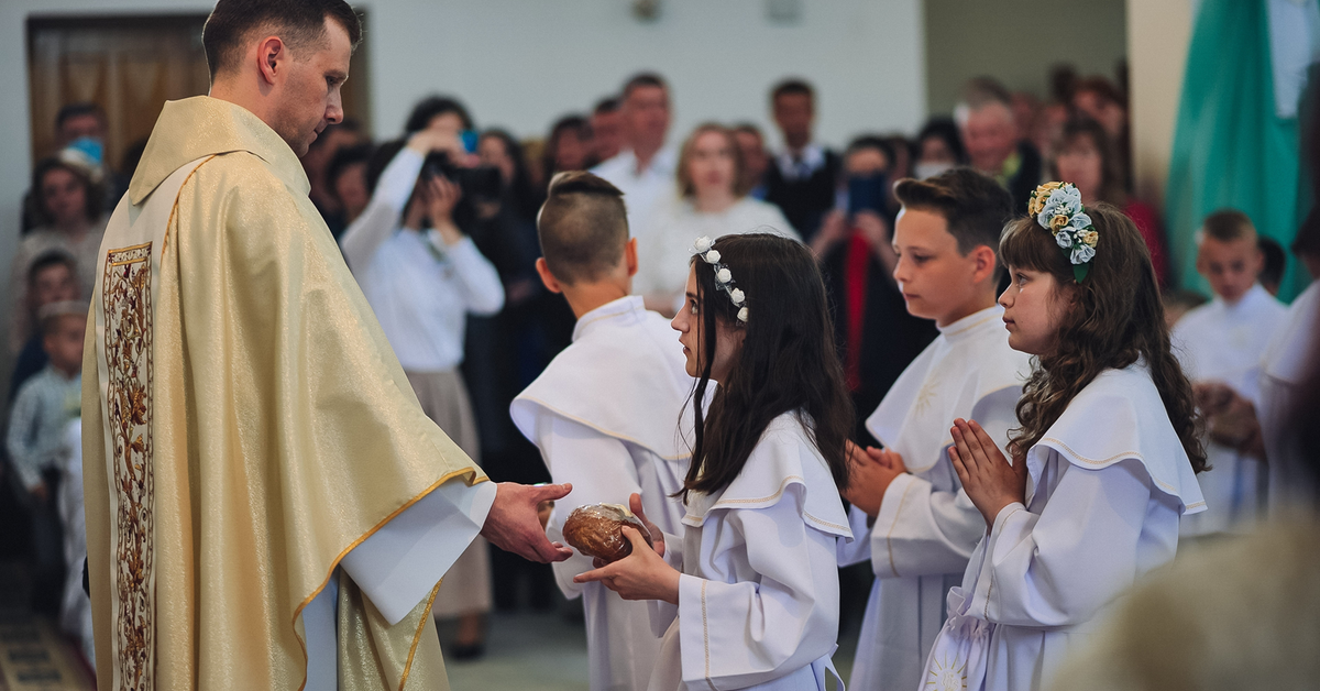 Pierwsza komunia 2026. Podpowiadamy jak dobrać dobry prezent, gdy kopertę zastąpiła elektronika