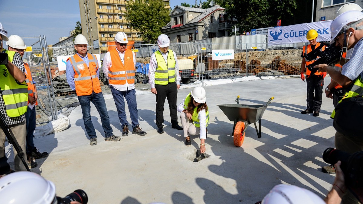 To ważny etap prac na budowie II linii podziemnej kolejki w Warszawie. Dziś wmurowano kamień węgielny pod stację Księcia Janusza na Woli. Na zakończenie całej inwestycji wykonawca ma w sumie ponad trzy lata.