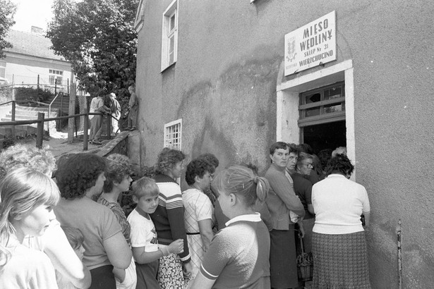 Rok 1989 - kolejka do sklepu mięsnego w miejscowości Wierzchucino na Kaszubach