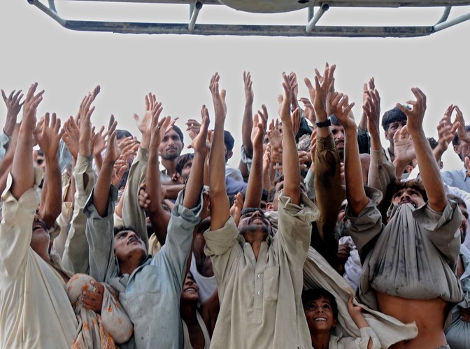 Ofiary powodzi w Pakistanie czekają na żywność zrzucaną z helikoptera
