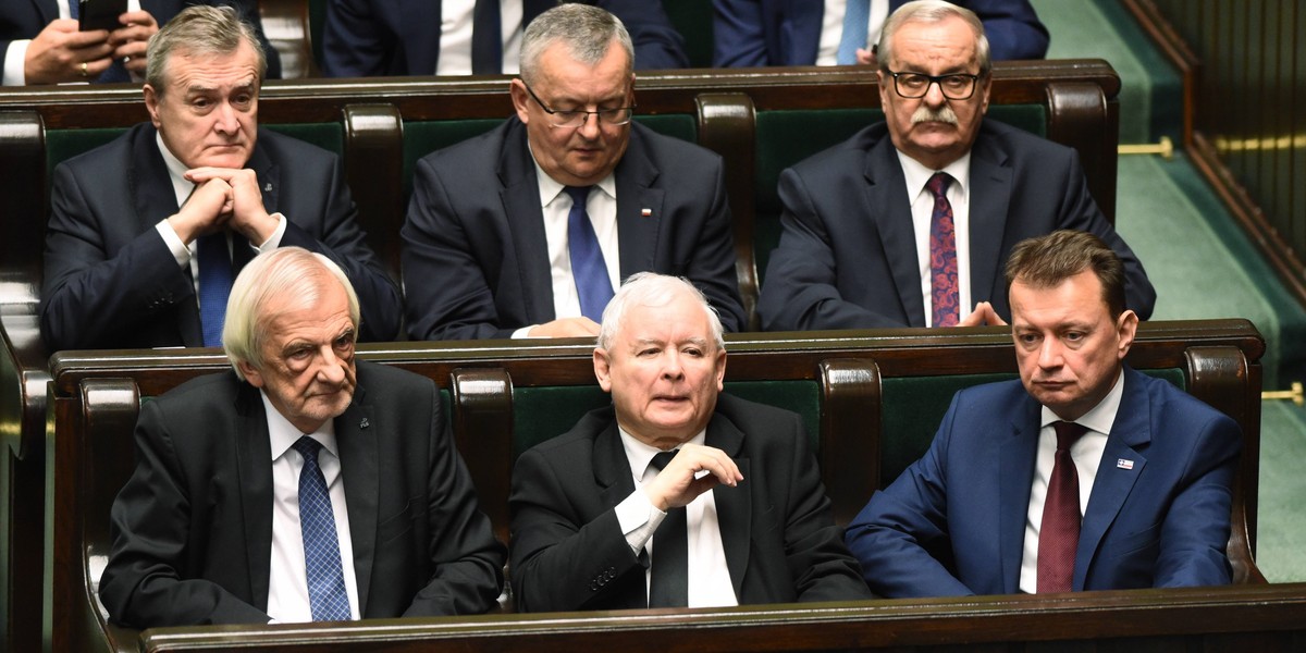 Jarosław Kaczyński w otoczeniu posłów PiS