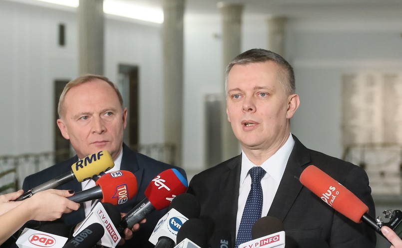 Posłowie Platformy Obywatelskiej Tomasz Siemoniak (P) i Czesław Mroczek (L) podczas konferencji prasowej przy stolikach dziennikarskich w Sejmie