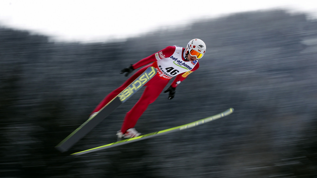 Kamil Stoch znakomicie spisał się podczas poniedziałkowych treningów na dużej skoczni we Włoskim Predazzo. Polak w pierwszej serii był dopiero siódmy, ale potem zanotował drugi rezultat a na koniec, w trzeciej kolejce, okazał się bezkonkurencyjny. Wysoką formę potwierdził też pierwszy w drugiej serii Morgenstern i zwycięzca inauguracyjnego treningu Manuel Fettner. Reszta Biało-Czerwonych najlepiej spisała się w ostatniej kolejce, w której Maciej Kot zajął miejsce numer cztery a Dawid Kubacki uplasował się tylko lokatę niżej.