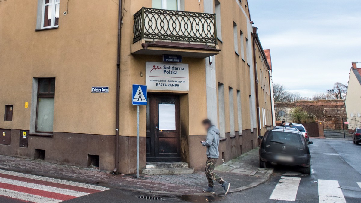 W biurze poselskim minister Beaty Kempy w Sycowie cały czas trwają czynności pod nadzorem Prokuratury Okręgowej we Wrocławiu. W nocy ktoś wrzucił do środka pojemnik z łatwopalną cieczą i w lokalu doszło do pożaru. Na szczęście nikt nie ucierpiał.