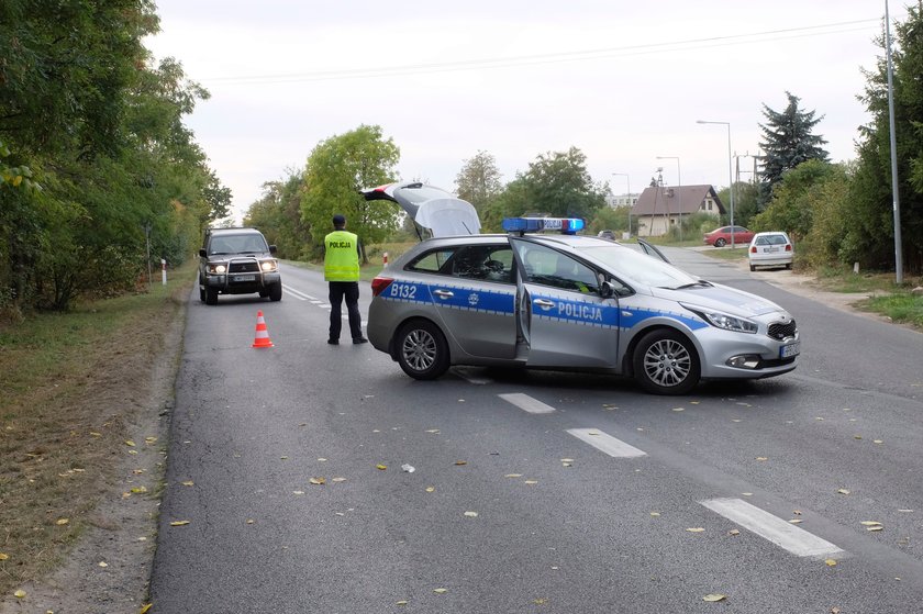 Policjanci przez całą dobę musieli pilnować plamy na jezdni