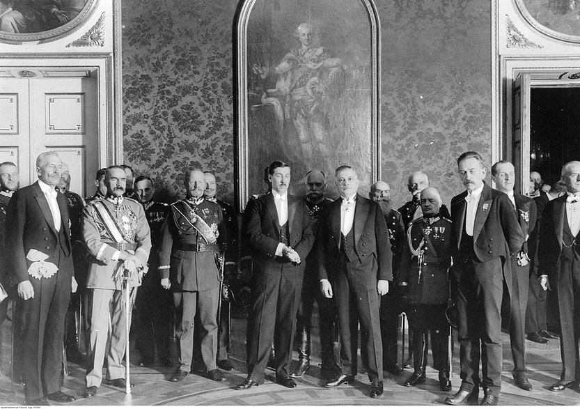 Gabriel Czechowicz (5 z lewej) w towarzystwie członków rządu i generalicji podczas przyjęcia noworocznego na Zamku Królewskim