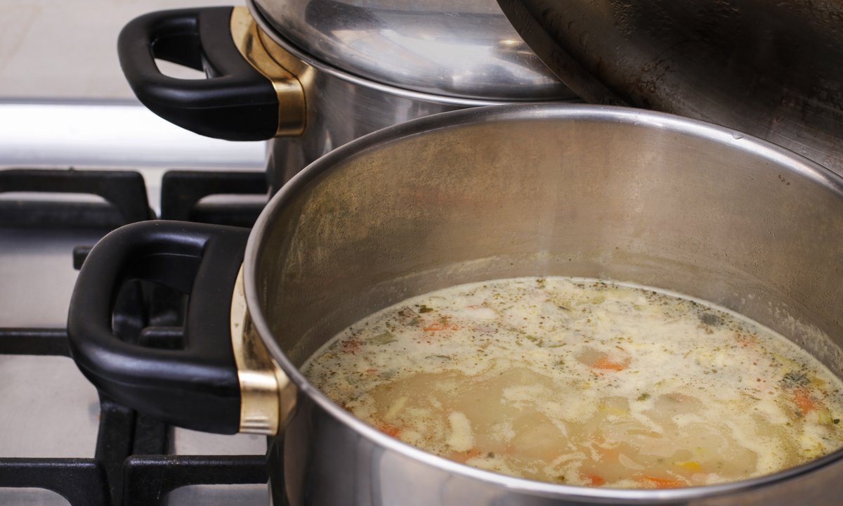 Nie na udkach i nie na skrzydełkach. Na tym mięsie rosół wychodzi najlepszy