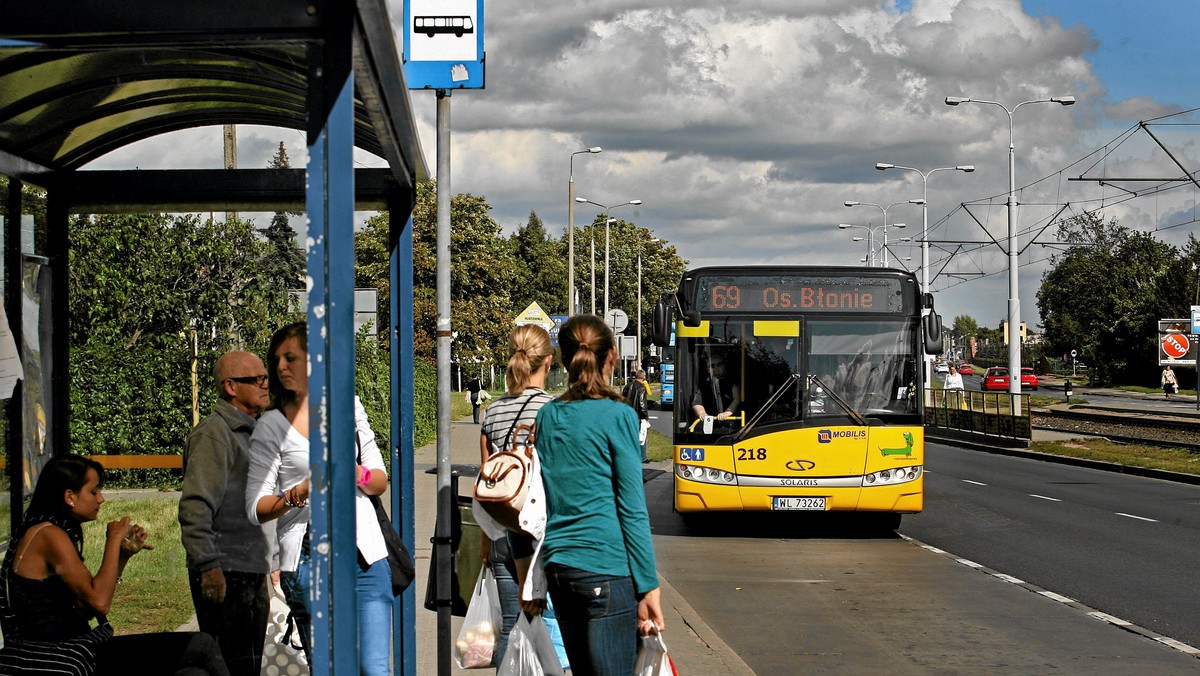 Od 1 lutego jednorazowy bilet na przejazd komunikacją miejską będzie kosztował 3,3 zł. Tańsze mają być za to bilety sieciowe na wszystkie linie: zamiast 100 zł będziemy płacić 88 zł - podaje gazeta.pl.