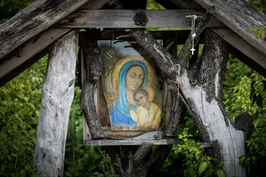 Kapliczka z Matką Boską niedaleko Kazimierza Dolnego. Mecmierz.