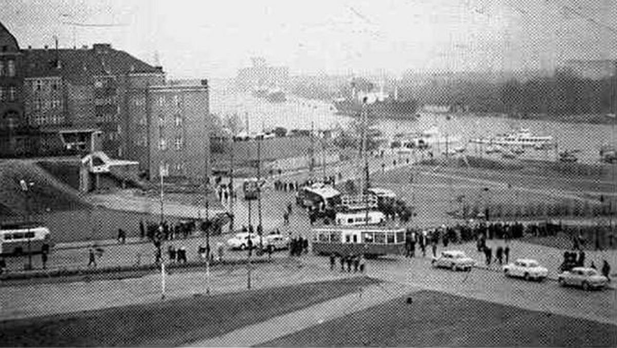 Dziś mija dokładnie 50 lat od największej katastrofy tramwajowej w Polsce. 7 grudnia 1967 roku rozpędzony tramwaj linii sześć na nieistniejącej już ulicy Wyszaka w Szczecinie wypadł z szyn. Jechało nim około pół tysiąca osób. 15 zginęło, a 142 zostały ranne.