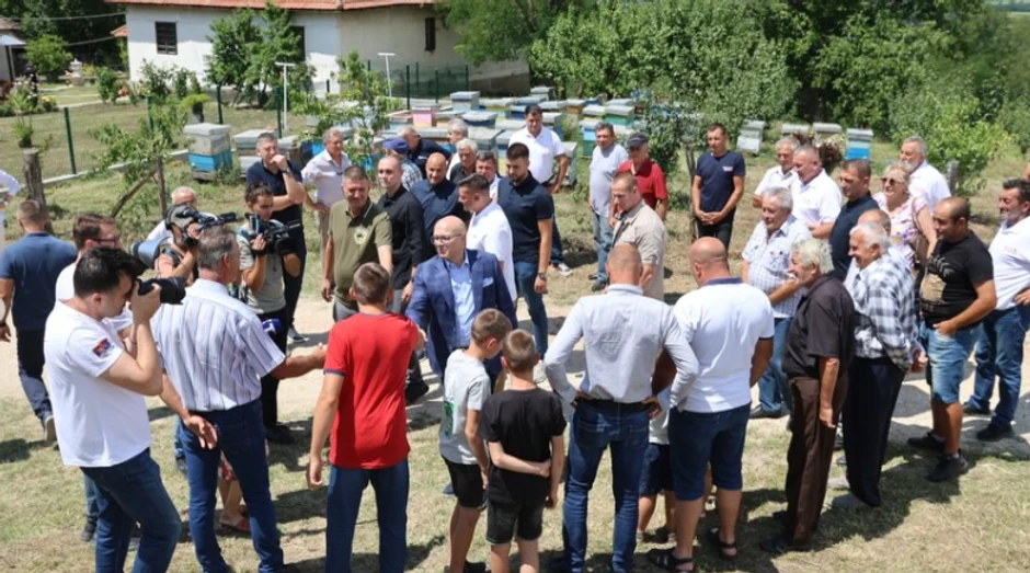 Miloš Vučević sa meštanima sela Mramorac