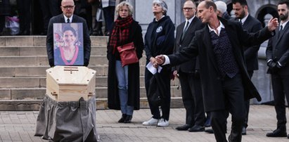 Poruszające sceny na pogrzebie zamordowanej nauczycielki. Jej mąż zaczął tańczyć przed trumną...