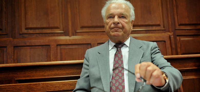 Skandal na procesie Kiszczaka. Rzucili tortem w sędzię