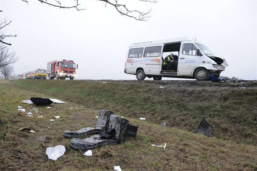 GNIECHOWICE MALUSZOW  WYPADEK CZOLOWE ZDERZENIE REJSOWEGO BUSA