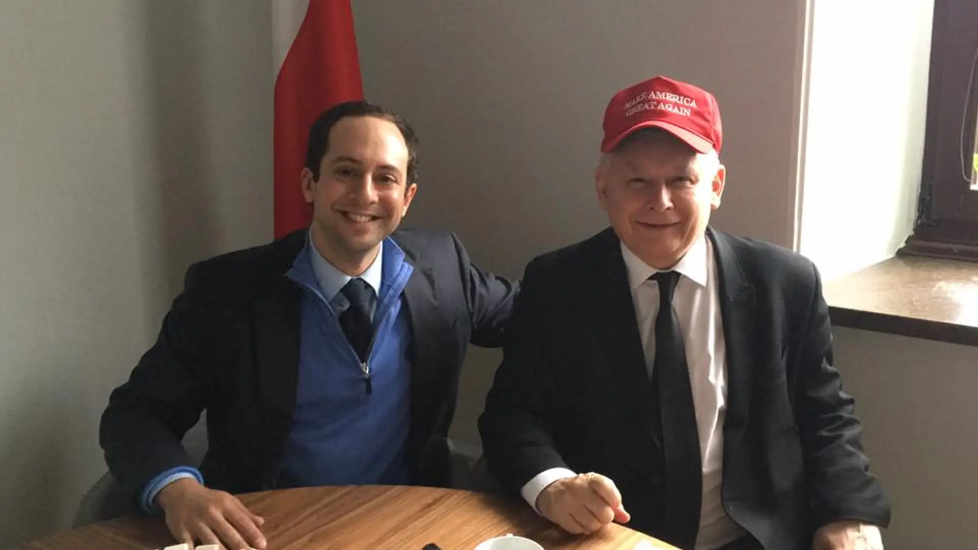 Jarosław Kaczyński w czapce baseballówce. Takiego go jeszcze nie widzieliście