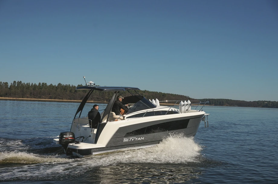 Balt 818 Tytan. Na mazurską włóczęgę, wędkowanie i relaks. To pierwszy dostępny na rynku houseboat w klasie jachtów do 8 m, w którym zastosowano półślizgowy kadłub, pozwalający na wyprowadzenie jednostki z każdej sytuacji awaryjnej.