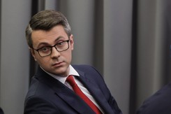 Rzecznik rządu rozsierdzony grafiką PO o 800 plus. 'Tak, to konkrety, ale w wykonaniu PiS'