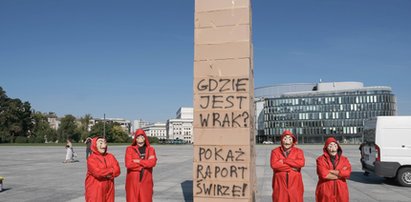 Wznieśli drugi pomnik smoleński, ale z kartonu! Policja ma związane ręce. „Kartonowe budownictwo” nie jest zakazane