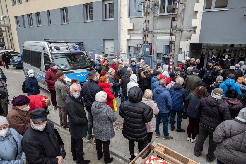 Kolejka do szczepień.