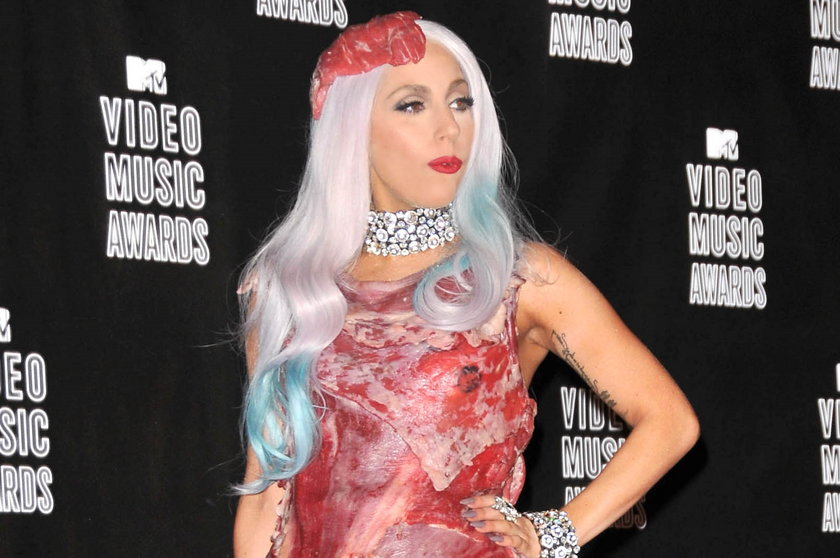 Lady Gaga w mięsnej kreacji
