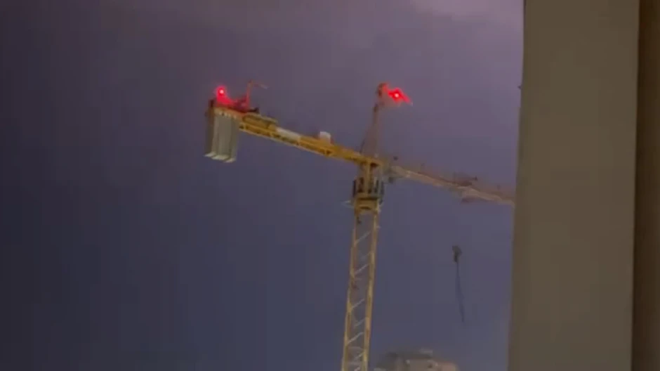 Kran se ljulja kao igračka