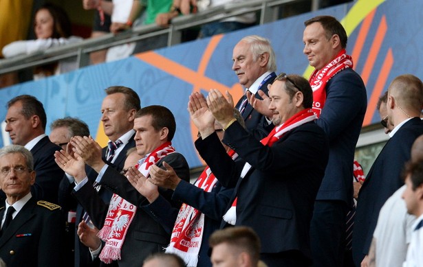 Tak Andrzej Duda kibicował na stadionie w Nicei. Po meczu był też w szatni Polaków