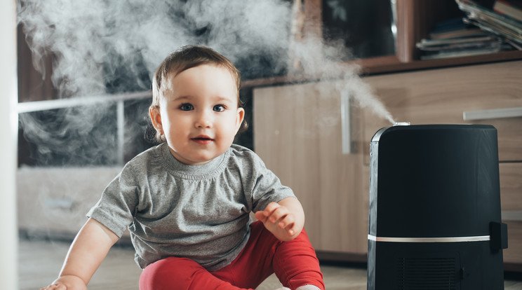 A légúti betegségben szenvedő gyerekeknél az inhalálás mellett a szoba levegőjének párásítása  is segíthet a sűrű váladék fellazításában, így a mielőbbi gyógyulásban. /Fotó: Shutterstock