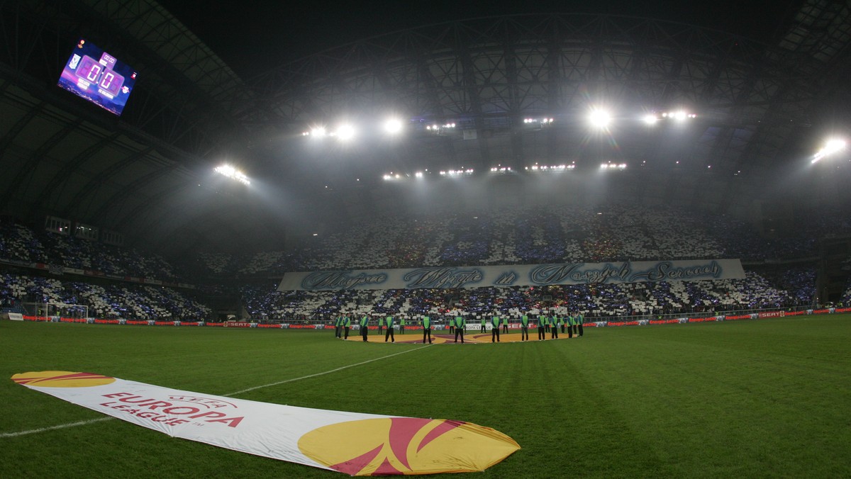 Nie widać końca problemów z murawą stadionu w Poznaniu. Na nowej trawie rozegrano na razie tylko mecz Lecha w Lidze Europy z Red Bullem Salzburg, ale gospodarze obiektu szykują się już do... kolejnej wymiany nawierzchni. Powód? W tym roku przy Bułgarskiej ma się odbyć jeszcze 15 meczów!