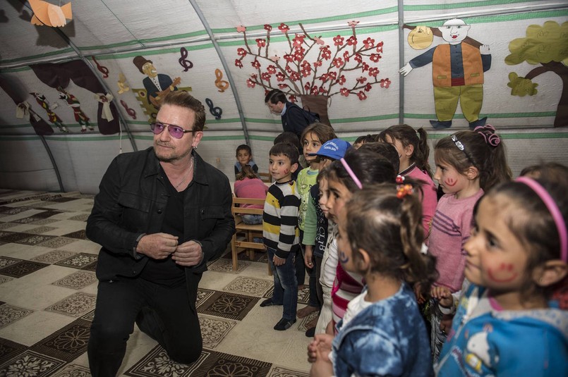 Bono podczas spotkania z dziećmi syryjskich uchodźców