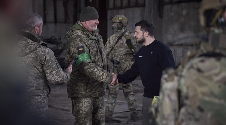 Volodimir Zelenszkij ukrán elnök (j) katonákkal találkozik az orosz erők által ostromlott kelet-ukrajnai Bahmut térségében, Donyeck megyében /Fotó:MTI/EPA/Ukrán elnöki sajtószolgálat