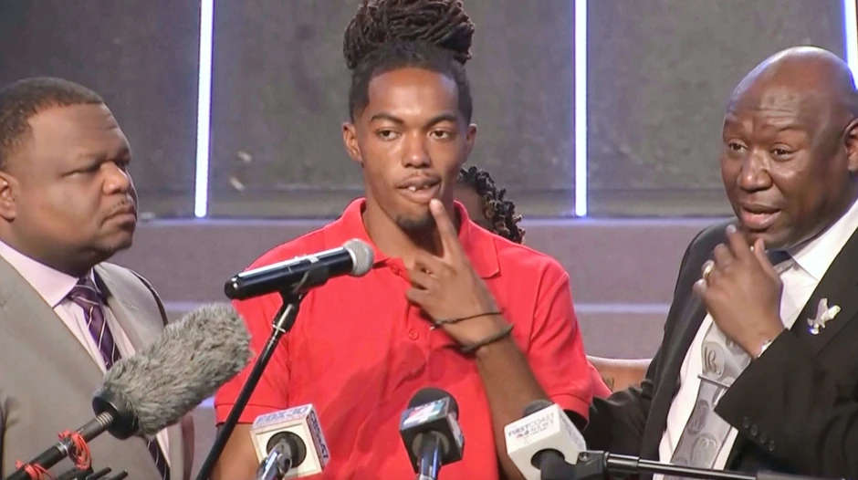 Vilijam Meknil na konferenciji za štampu u Džeksonvilu 23. jula