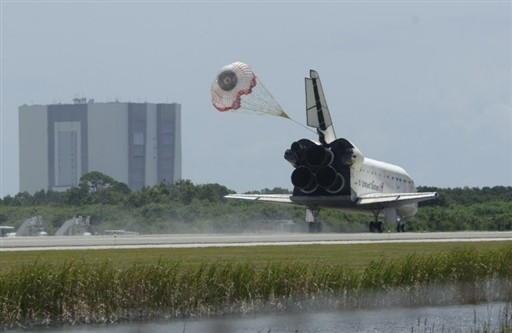 US SPACE SHUTTLE ENDEAVOUR - LANDING IN FLORIDA