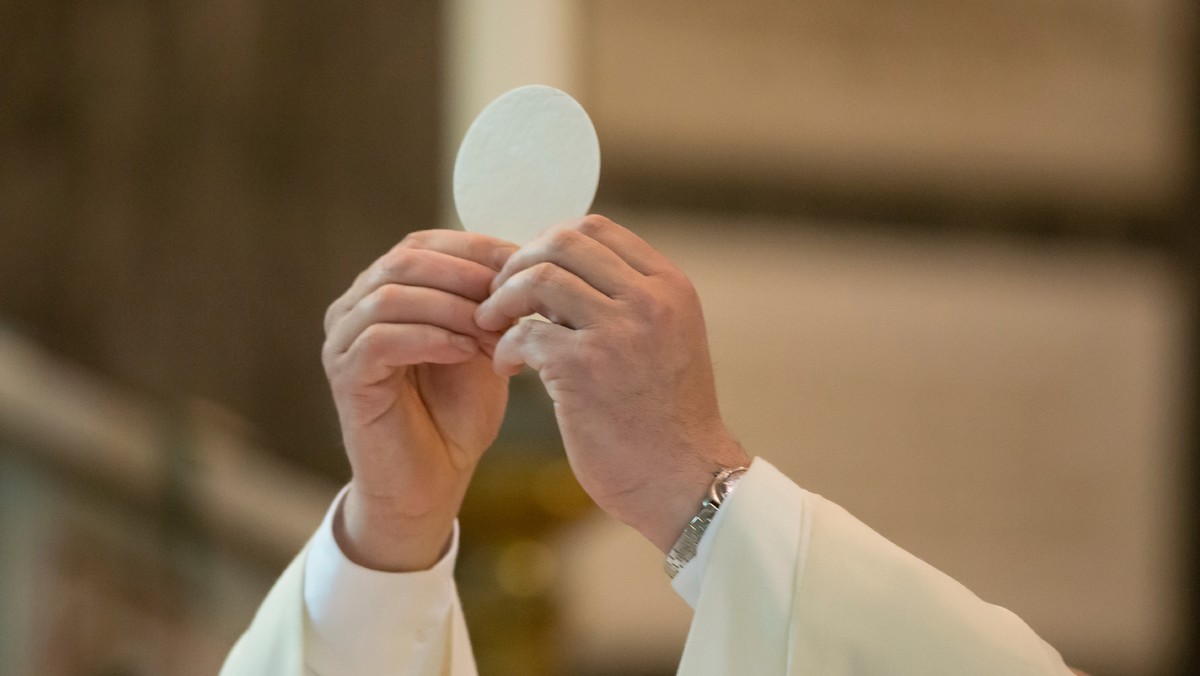 Pasterka z inscenizacją pokłonu Trzech Króli i jasełkami w otoczeniu "żywej" szopki, odbędzie się w wigilijny wieczór w Kaplicy Betlejemskiej w Ossolinie k. Klimontowa (Świętokrzyskie). XVII-wieczną budowlę wzniesiono na wzór groty w Bazylice Narodzenia Pańskiego w Betlejem.