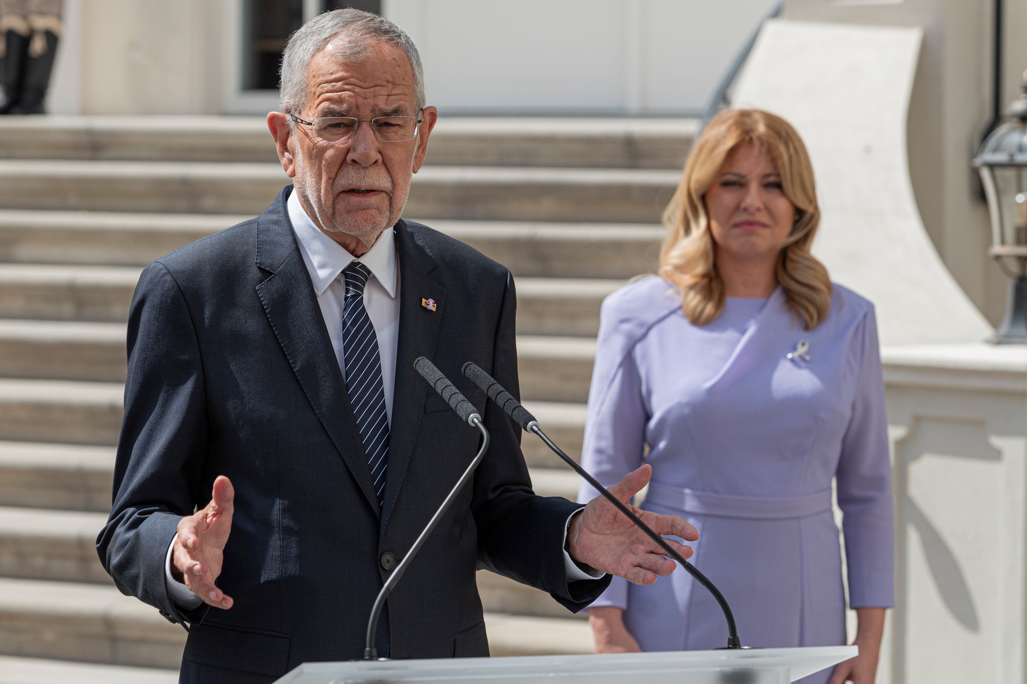 Exprezidentka SR Zuzana Čaputová a rakúsky prezident Alexander Van der Bellen počas stretnutia na zámku v Pezinku.