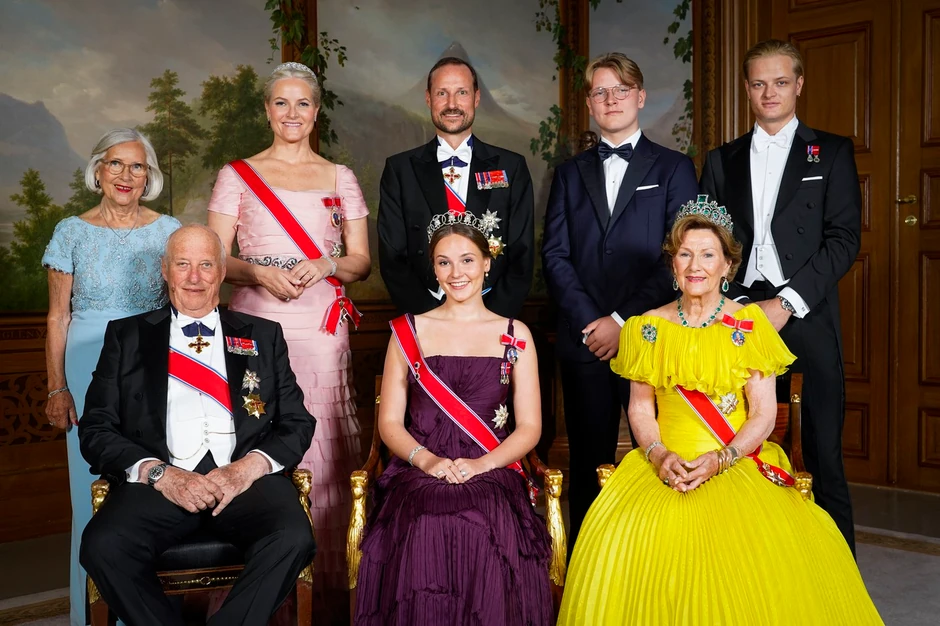 Norveška kraljevska porodica (u prvom redu L-D): kralj Harald V, princeza Ingrid Aleksandra i kraljica Sonja, (u drugom redu) Marit Tjesem, Mete-Marit, princ Hakon, princ Svere Magnus i Marijus Borg Hoibi u Oslu 17. juna 2022.