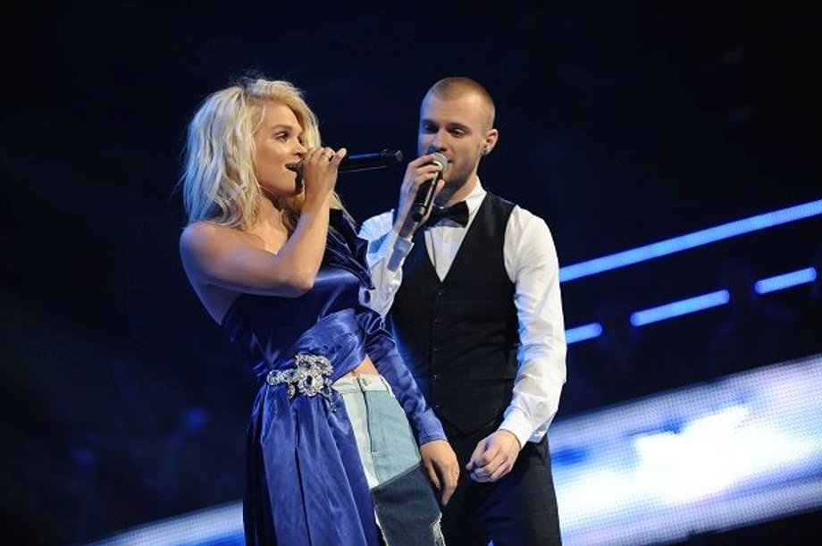 Zwycięzca 7. edycji "The Voice of Poland" Mateusz Grzedzinski na scenie z Margaret