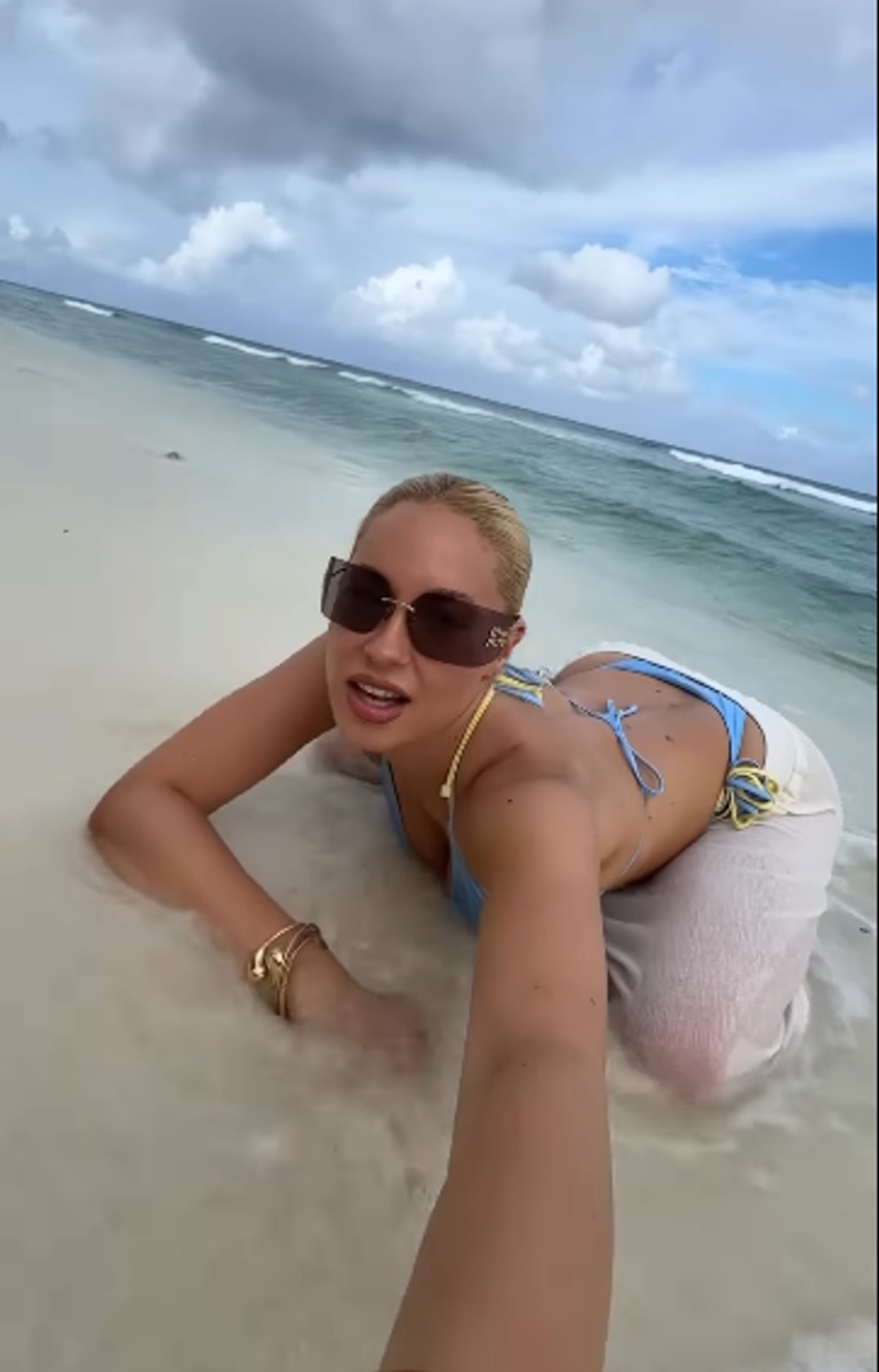 Sara Jo uvija zadnjicom na plaži