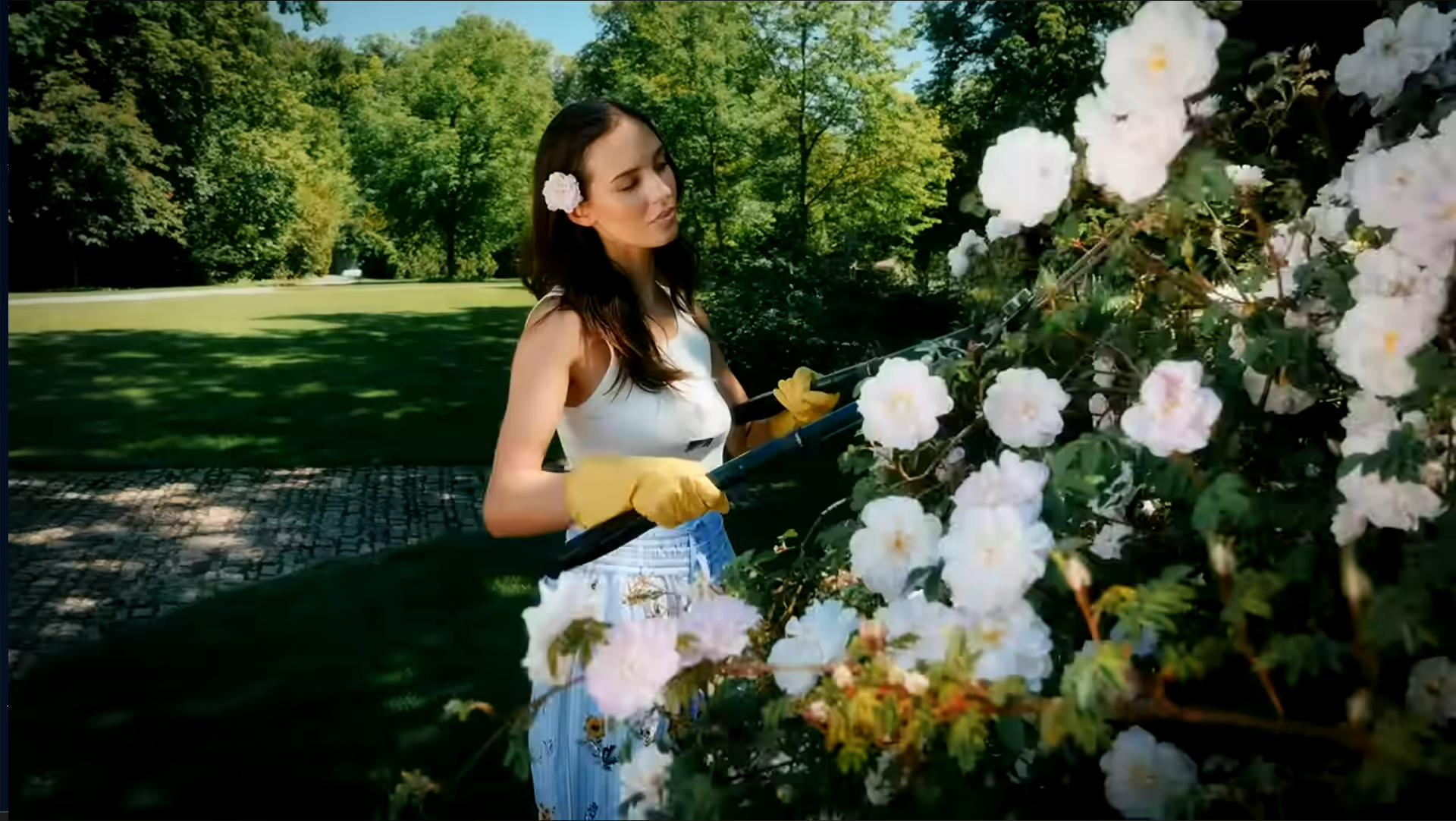 Charlotte Gott vo videoklipe k piesni I Could Be Mine.