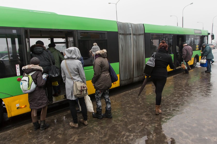 Pasażerowie przy autobusie komunikacji miejskiej