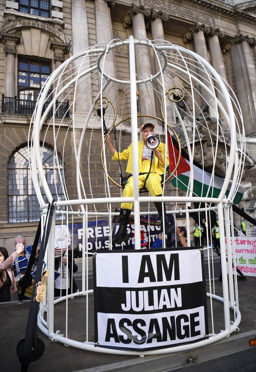 Asanžove pristalice protestuju ispred suda u Londonu 