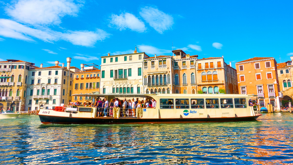 Amerykańska turystka, która bez biletu płynęła tramwajem wodnym w Wenecji, na widok zbliżającego się kontrolera skoczyła do Canal Grande. Została wyłowiona przez straż miejską i ukarana dwoma mandatami: 450 euro za skok do wody i ponad 70 za brak biletu.