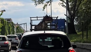 Dinosaurs u Novom Sadu na prikolici