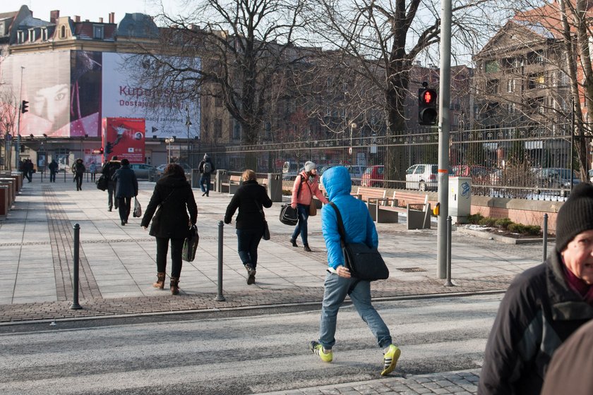 Piesi przechodzą na czerwonym