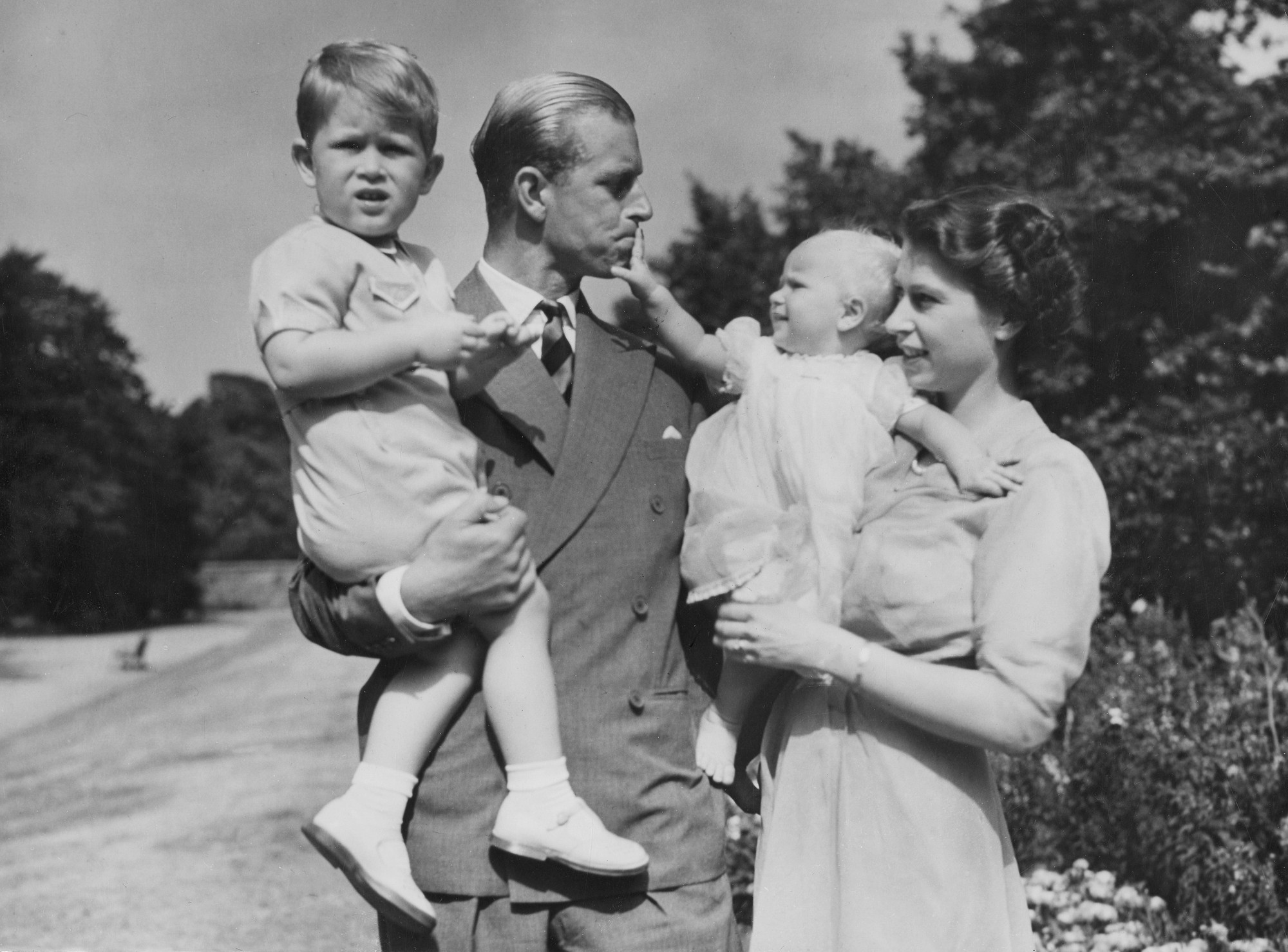 Britská kárľovná Alžbeta II. s manželom Filipom a deťmi Charlesom a Anne.