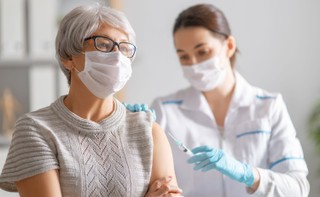 Dworczyk: Seniorzy nadal mogą dowiadywać się o możliwość przyspieszenia terminu szczepienia